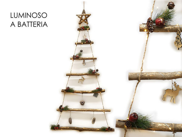 Albero con 90 LED a parete 135 cm con bacche e pigne