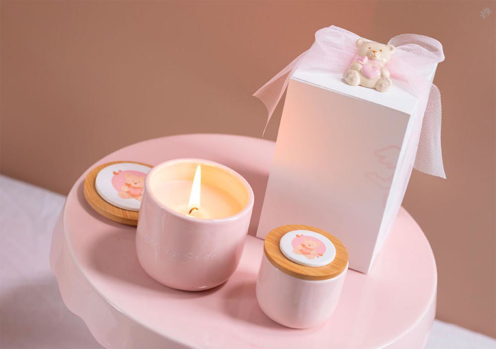 Candela Natale Holiday Home In Barattolo 400ml | Cera D'Api, Cocco E Soia, Fatta A Mano USA, Candeo Candle