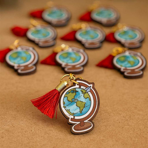 Ciondolo mappamondo in legno con nappina rossa 4x2,5 cm	