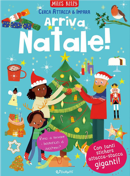 Copertina del libro “Cerca Attacca & Impara – Arriva Natale!” con bambini che decorano l’albero e stickers natalizi
