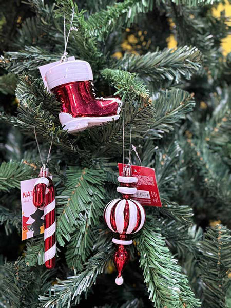 Appendini natalizi assortiti rosso e bianco appesi all’albero di Natale