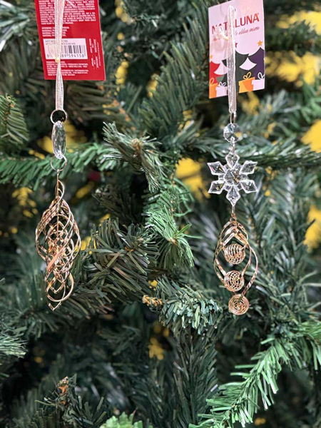 Appendini natalizi oro e trasparenti assortiti appesi all’albero di Natale