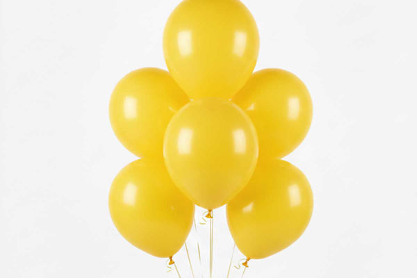 Palloncini gialli in lattice decorativi per feste e allestimenti