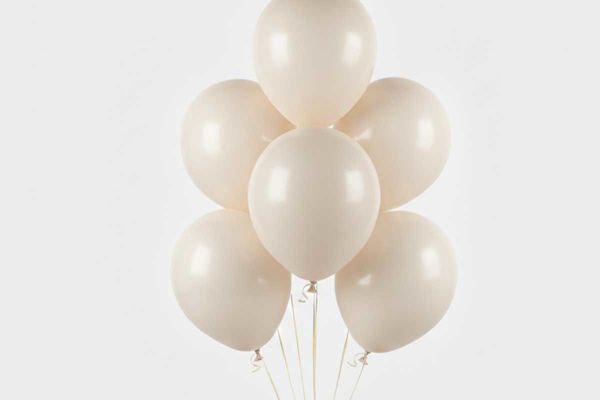 	Palloncini color latte in lattice decorativi per feste e allestimenti