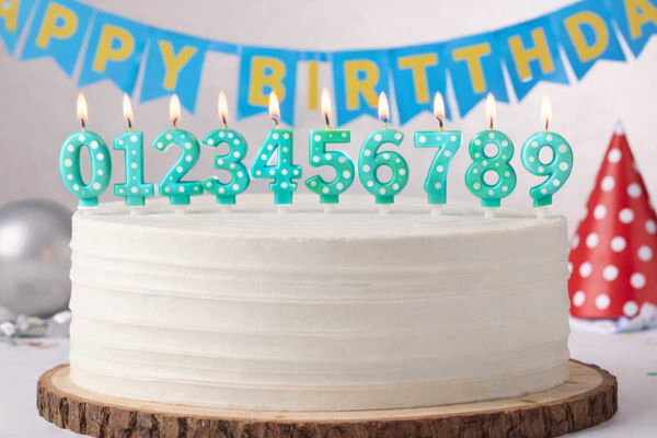 Candeline a pois acqua marina a forma di numero 0–9 per torte di compleanno
