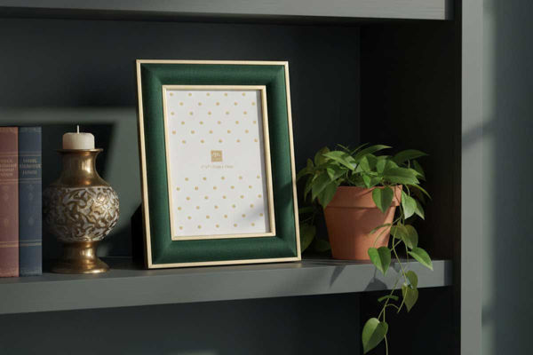 Cornice foto 13x18 cm in velluto verde elegante con misura esterna 19x2xH.24 cm