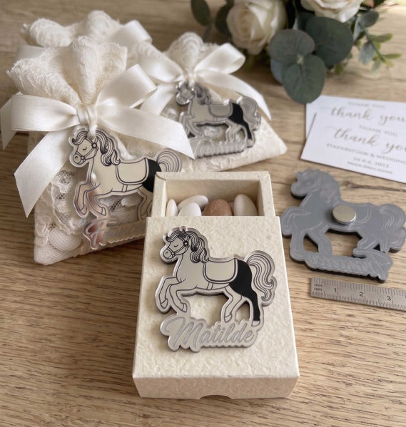 cavalluccio plexiglass personalizzato nome bomboniera con calamita