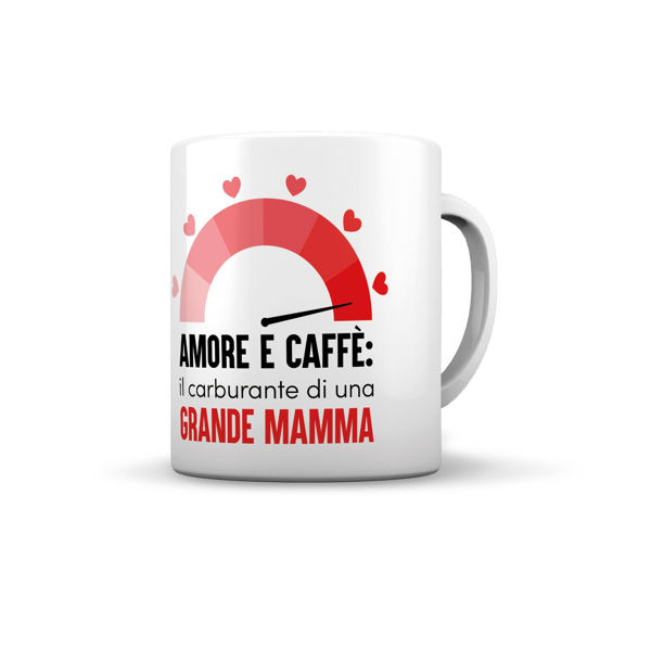 La tazza “Amore Caffè” grande è l’ideale per sorprendere le mamme con un pensiero dolce e pratico. Realizzata in ceramica resistente, questa tazza/tazze offre una capienza generosa, perfetta per gustare caffè, tè o bevande calde durante la giornata.  Il design con la scritta “Amore Caffè” rende la tazza/tazze un regalo affettuoso e originale, adatto anche come pensiero da accompagnare a dolci, cioccolatini o altri gadget a tema Festa della Mamma. Leggera e facile da pulire, è ideale per uso quotidiano e aggiunge un tocco di stile alla tavola o alla cucina.  Questa tazza/tazze è perfetta anche come complemento per set regalo, rendendo ogni momento di pausa un’occasione speciale per ricordare quanto la mamma sia importante.